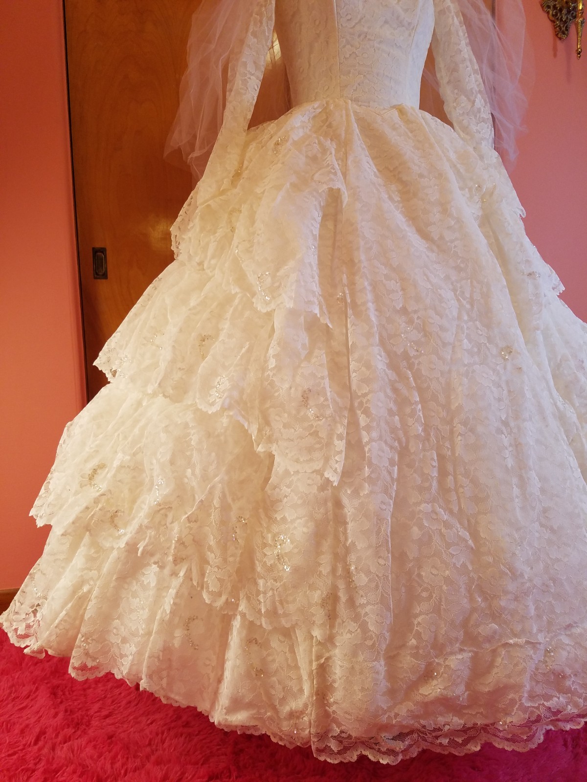 1950s/1960s Tiered Ruffle Lace Vintage Romantic White Wedding Dress XXS / XS