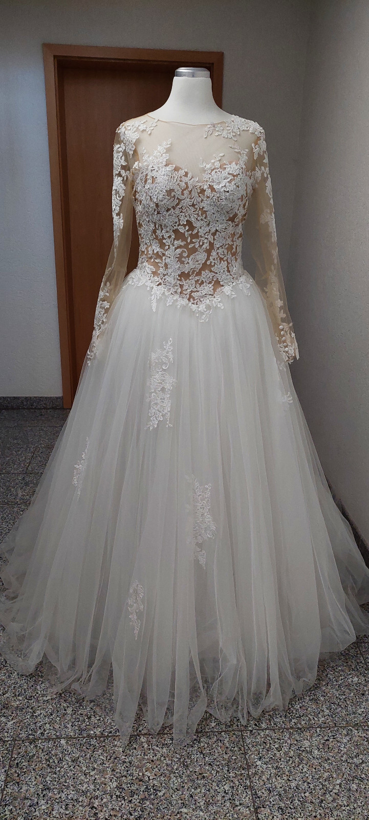 Wedding dress brand White One Barcelona, size 38, color ivory, with lace, NEW