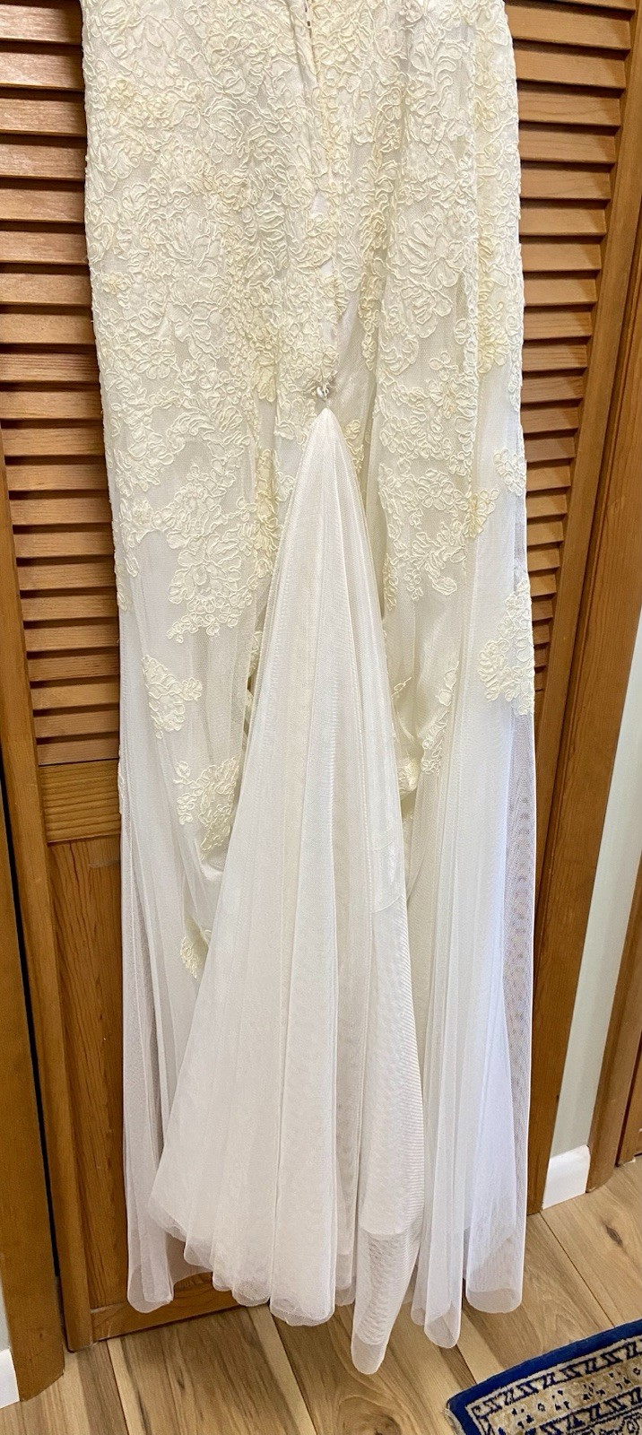 Ivory Lace Sheath Wedding Dress Sweetheart Neckline Sleeveless Full-Length Train
