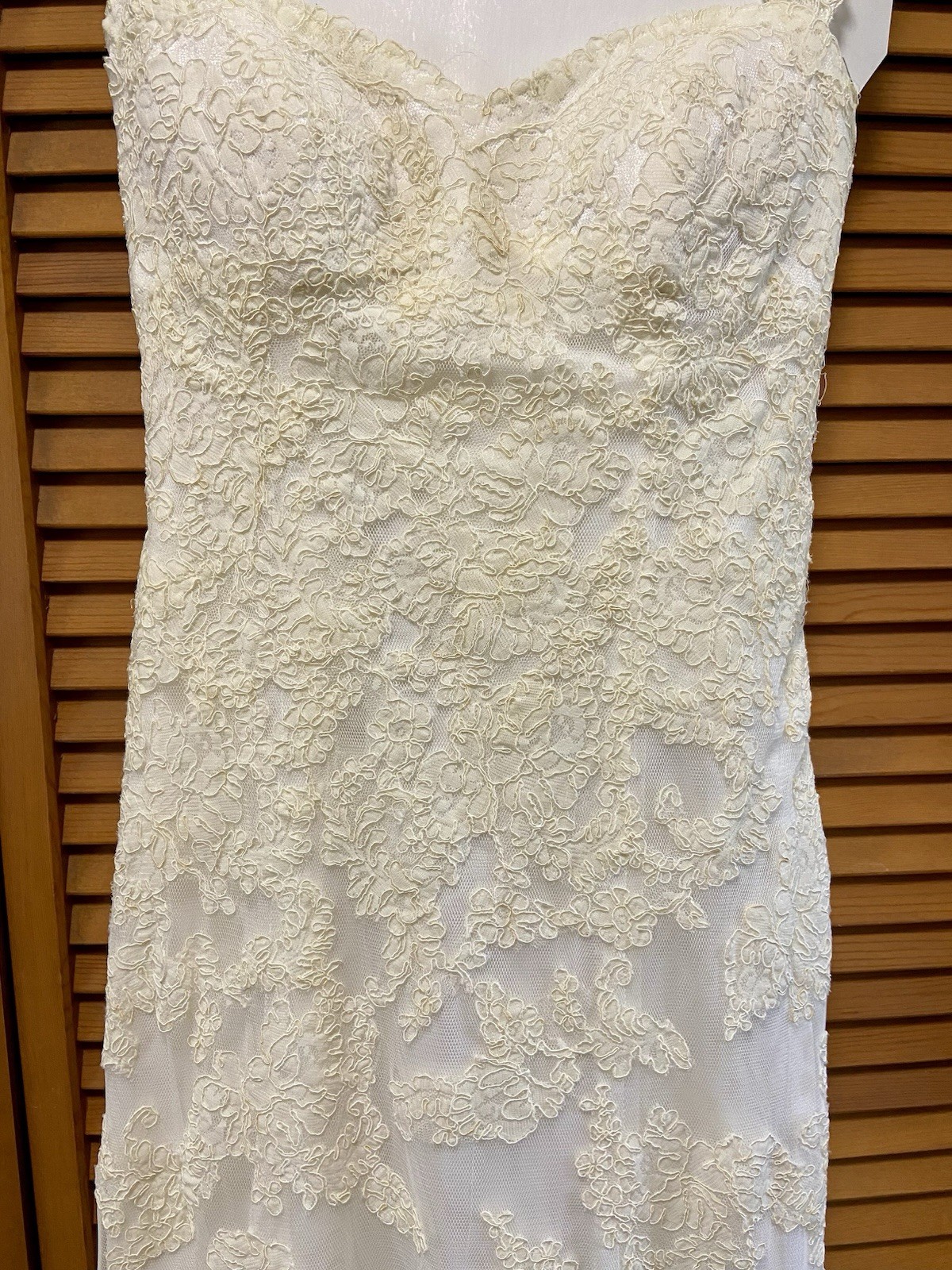 Ivory Lace Sheath Wedding Dress Sweetheart Neckline Sleeveless Full-Length Train