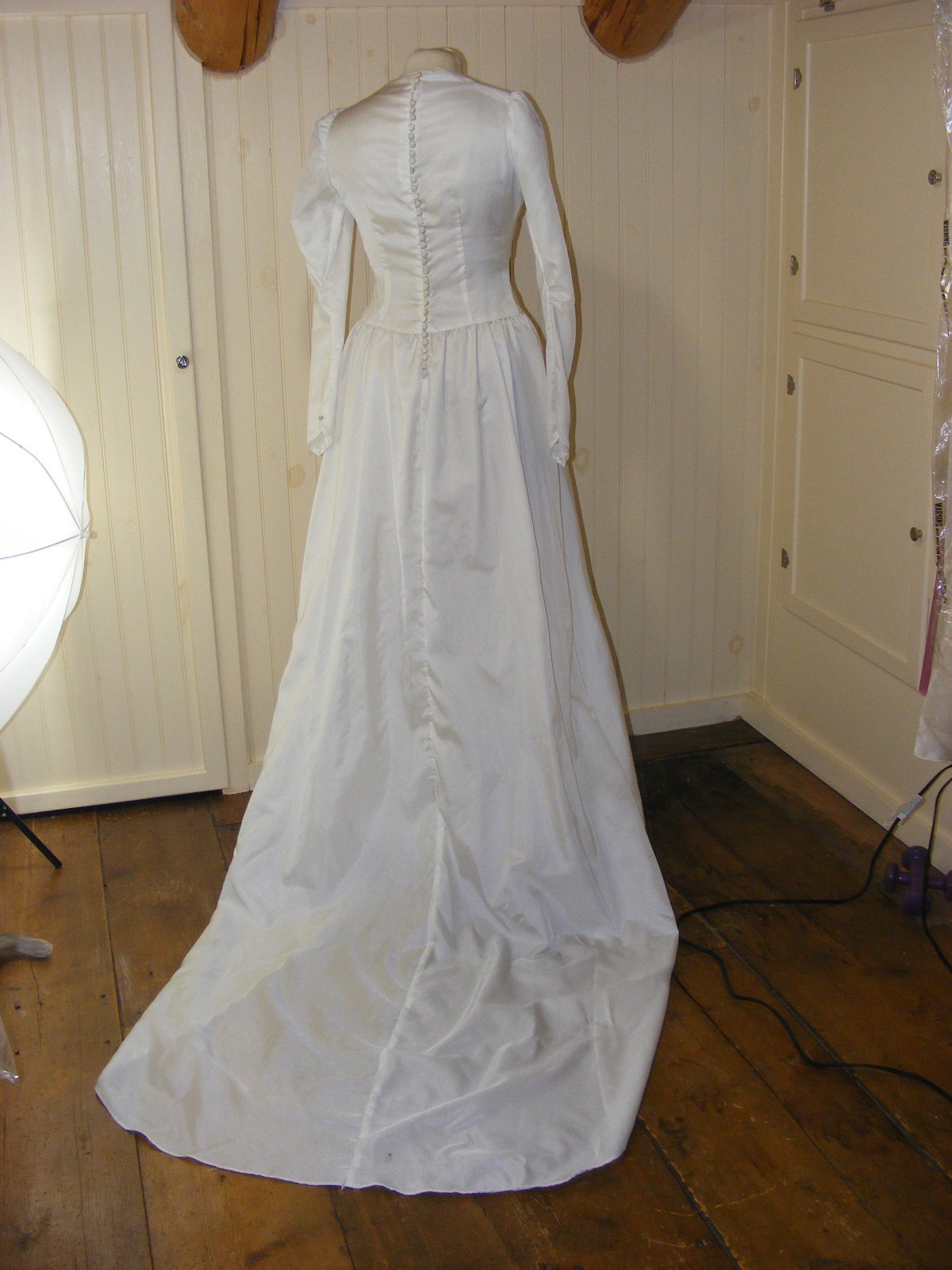 1942 WEDDING DRESS WWII BRIDAL WEAR RAYON FAILLE SWEETHEART NECKLINE LONG TRAIN