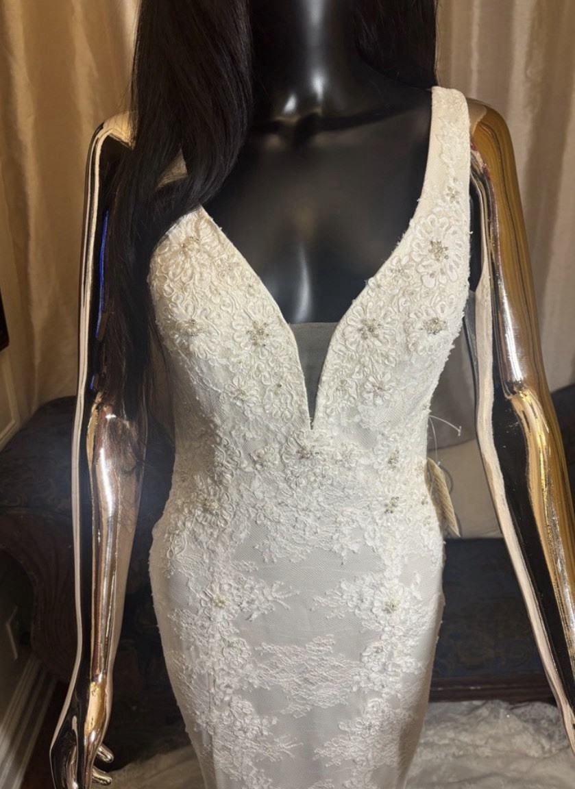 Casablanca Bridal Ivory Lace Fit & Flare Wedding Dress V Neck Size 12