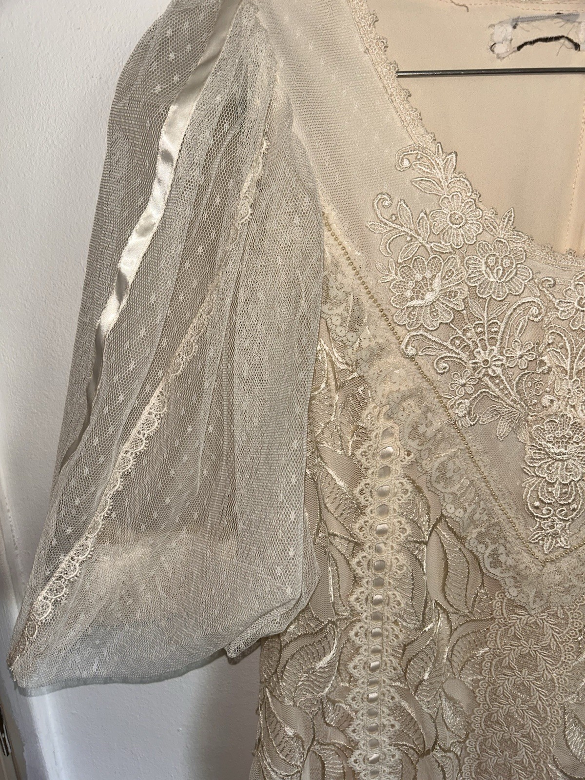 Vintage Ivory Lace Wedding Dress – Timeless Classic Bridal Gown – Unbranded