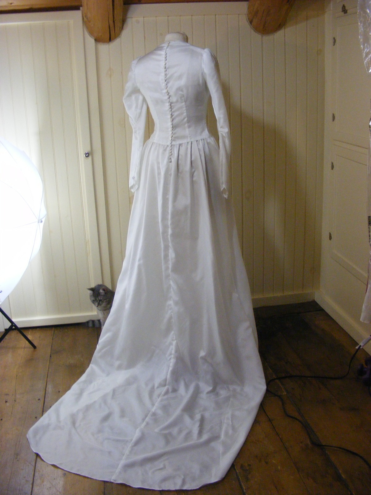 1942 WEDDING DRESS WWII BRIDAL WEAR RAYON FAILLE SWEETHEART NECKLINE LONG TRAIN