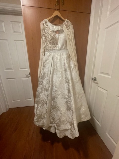 Ivory English Styled Wedding Dress (Size 6/8)