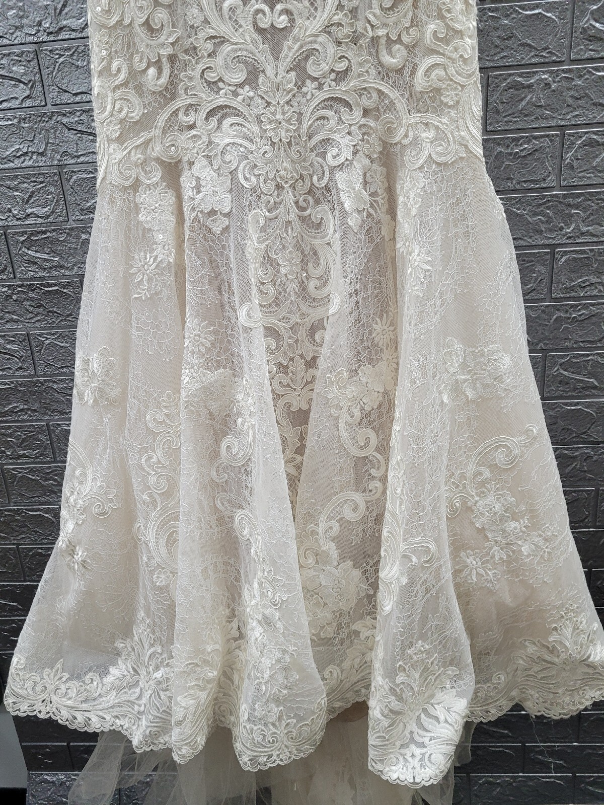 New Allure Bridals Strapless Sweetheart Neckline Lace Court Train Size 14 Ivory
