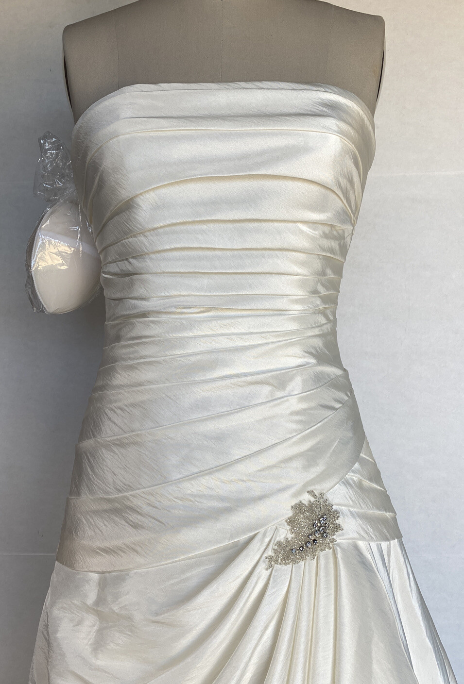 VENUS WOMEN’S STRAPLESS PLEATED WEDDING BRIDAL GOWN IVORY SIZE 8