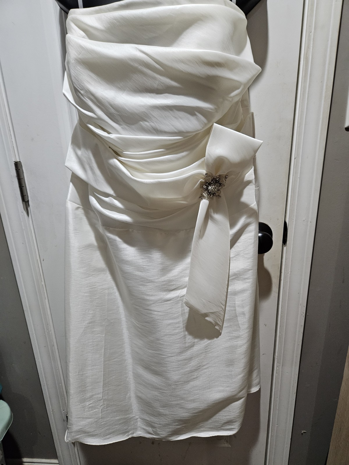 Venus Ivory Sweetheart Strapless Ruched, Sheath Wedding Dress 22W With Veil