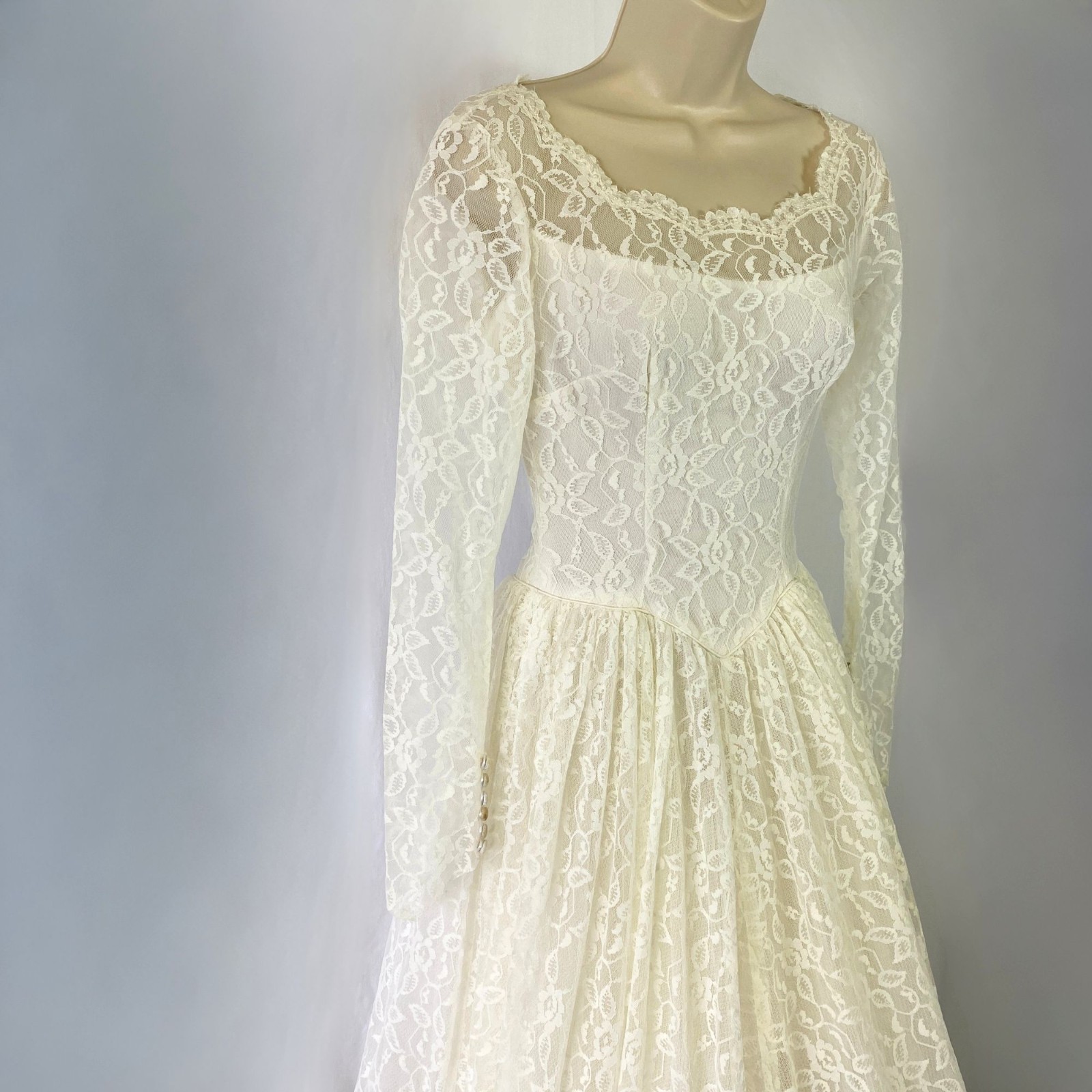 Vintage 1960’s Ivory Lace Wedding Ball Gown XS 23” Waist Full Skirt Tulle