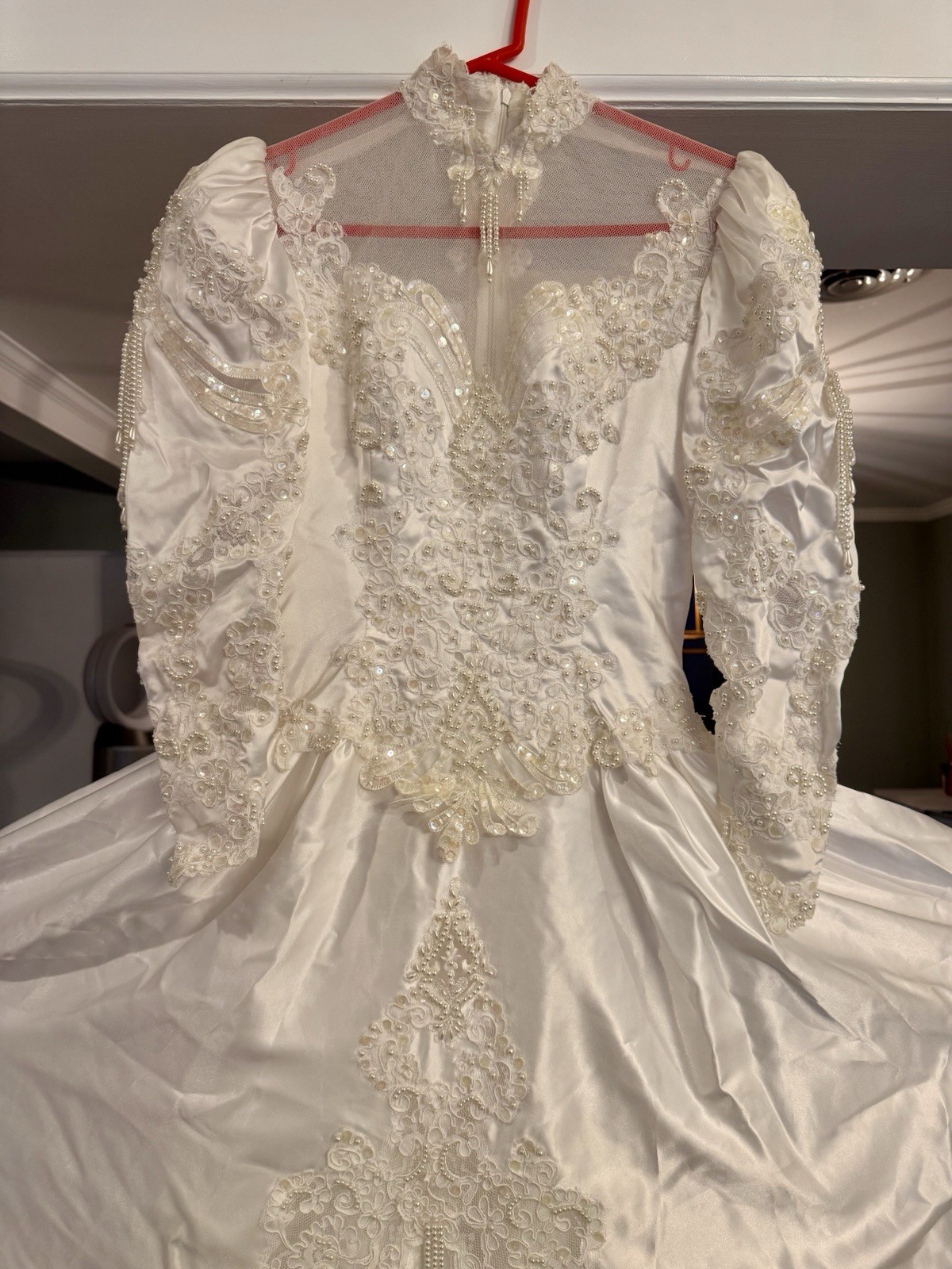 Wedding Dress Unbranded Size 3-4 Beads Bustle Train Sequins Beautiful Off White