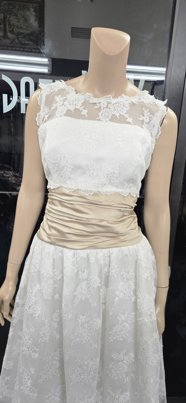 Forever yours Ivory sleeveless Alencon Lace Tea Length Wedding Dress Sz 12