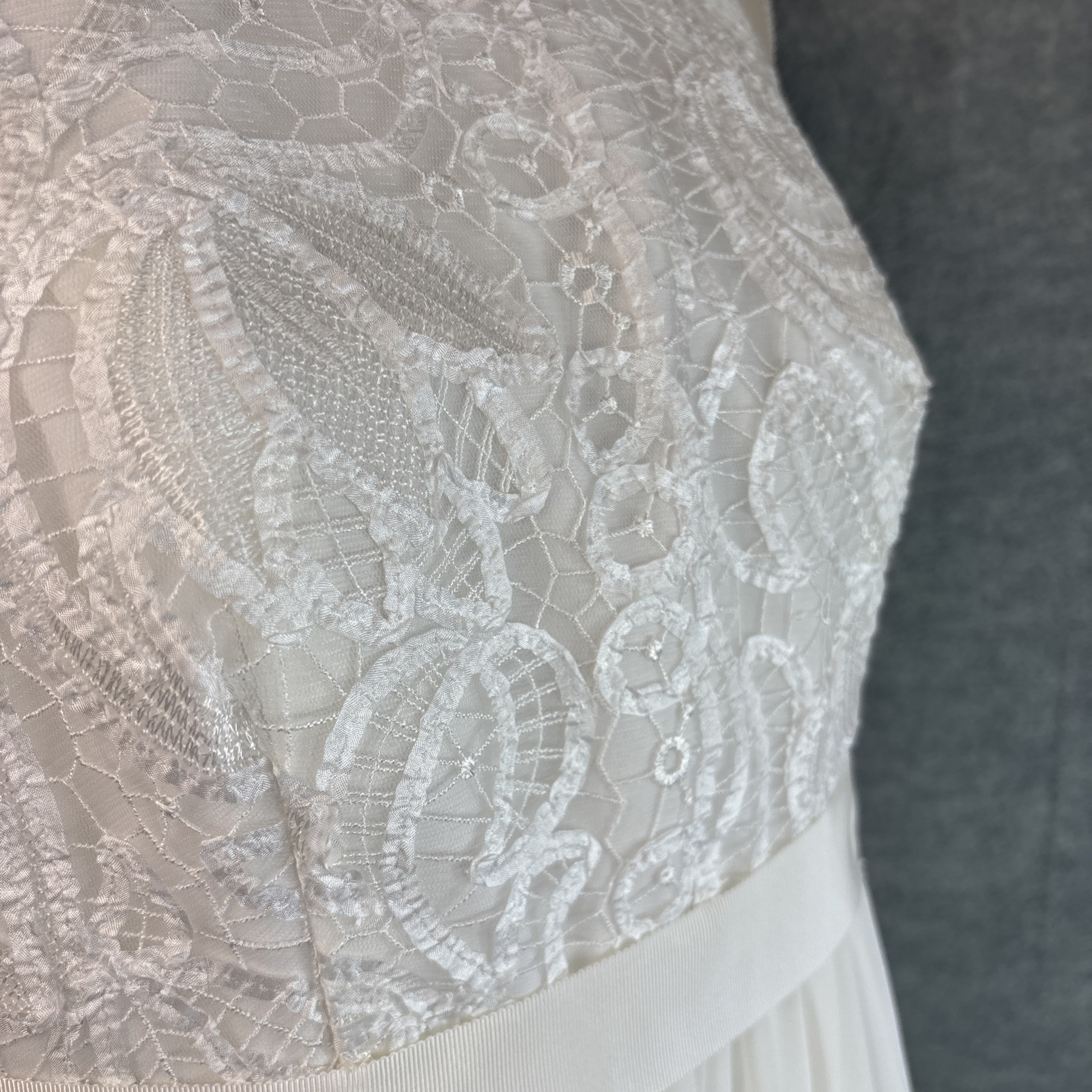 Davids Bridal Wedding Dress Size 10 Halter Embroidered Beach Minimalist sdwg0140