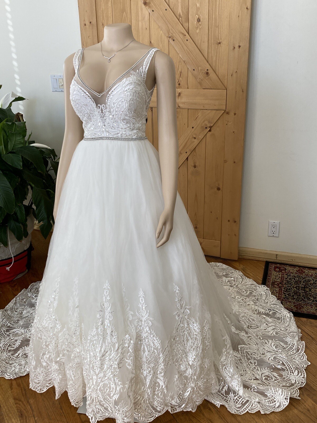 Pre-Loved ASHLEY & JUSTIN Bridal Gown Wedding Dress Size 12 White