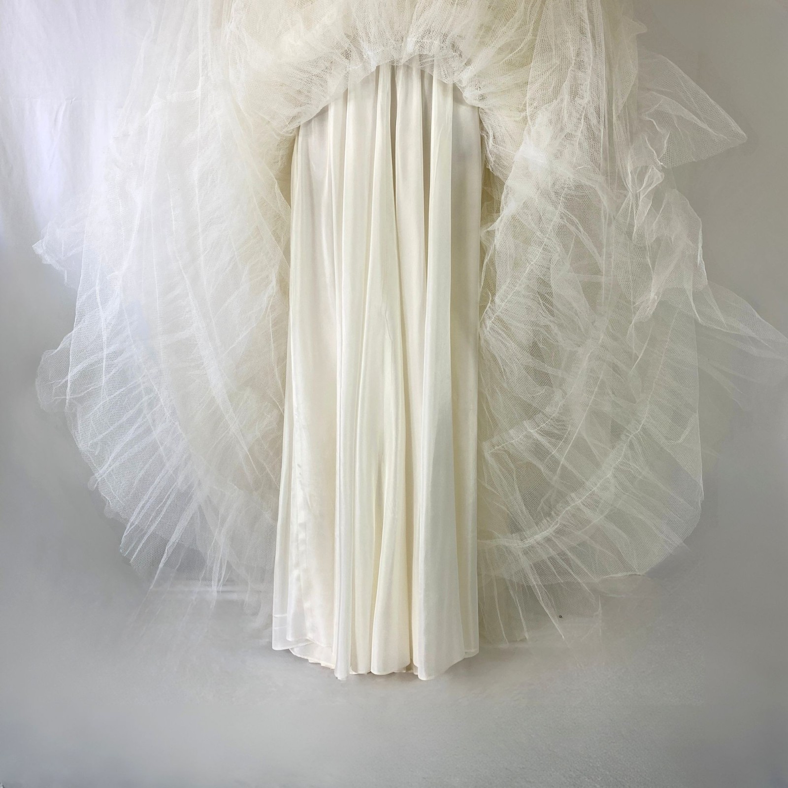 Vintage 1960’s Ivory Lace Wedding Ball Gown XS 23” Waist Full Skirt Tulle