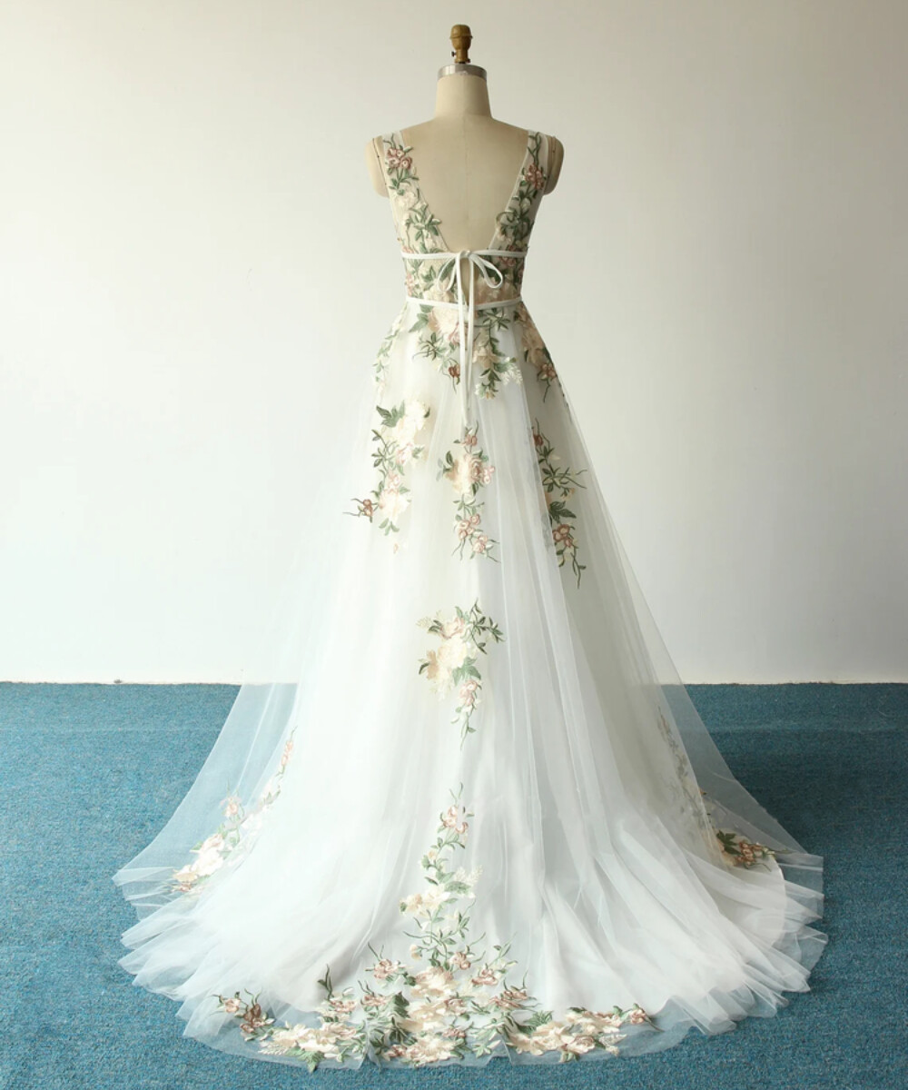 Modern 3D Appliques Wedding Dresses Deep V Neck Backless Tulle Bridal Gowns New