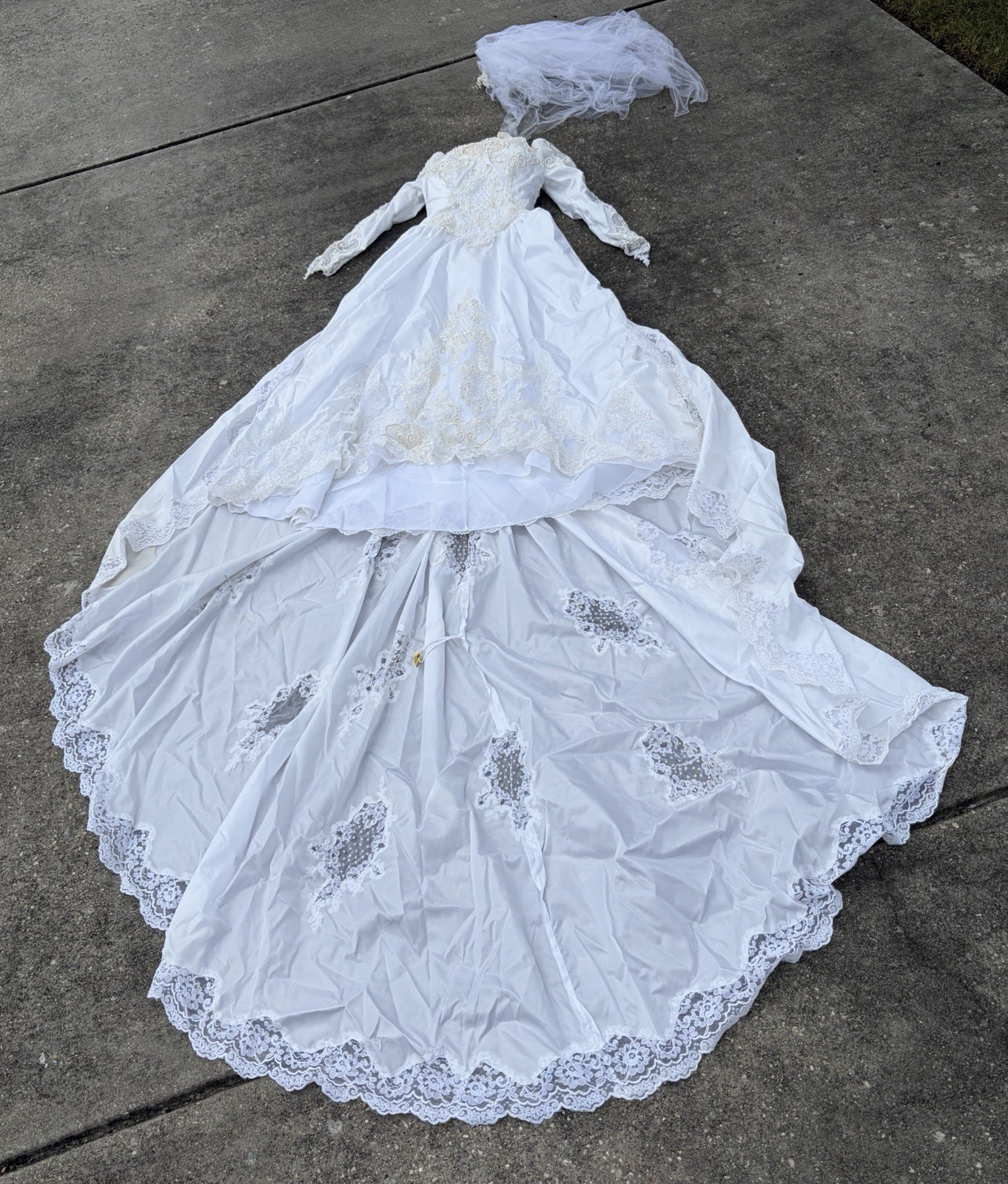 Unbranded VTG 70s Lace Princess Wedding Dress with 4ft Train and Veil. Size 12