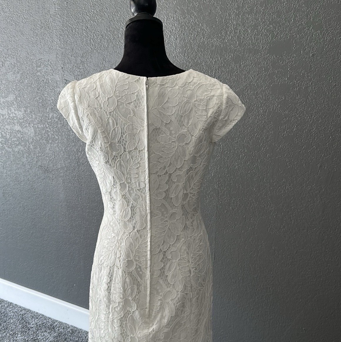 Carrafina Ivory Lace Mermaid Cap Sleeve Scoop Neck Wedding Dress Size 12