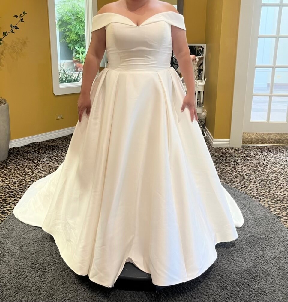New Essence of Australia ivory A- line wedding gown, size 16