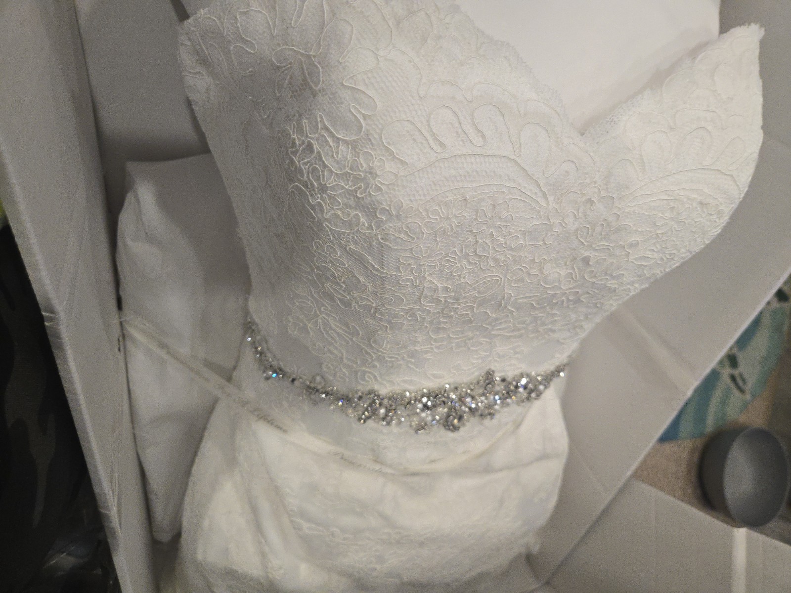 David’s Bridal White Lace Sweetheart Sleeveless Wedding Dress with Beading