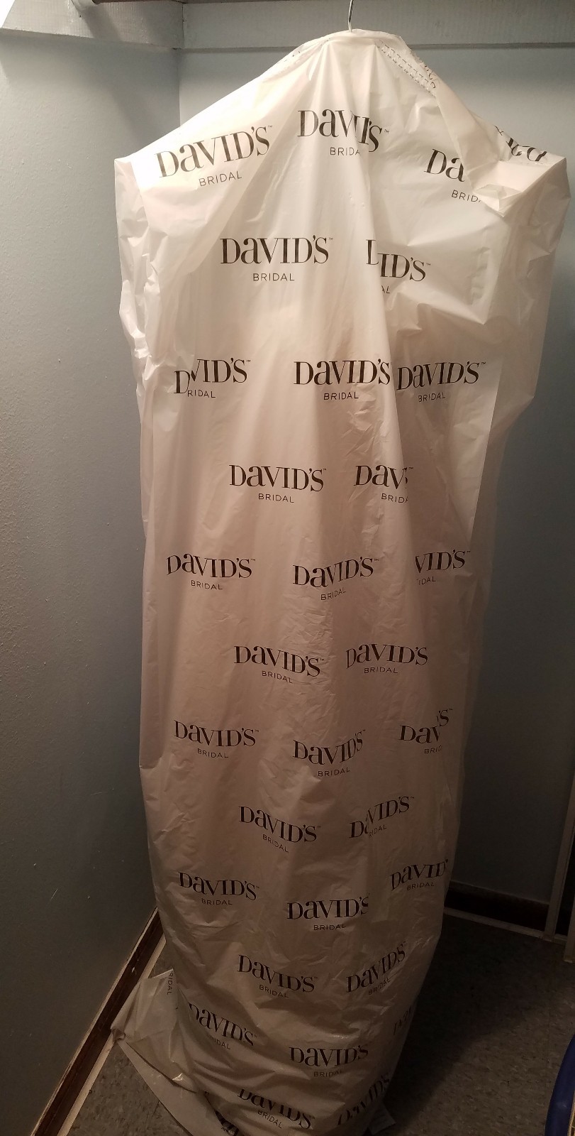Brand New With Tags Women’s wedding gown Size 8 Never worn. Mermaid style.