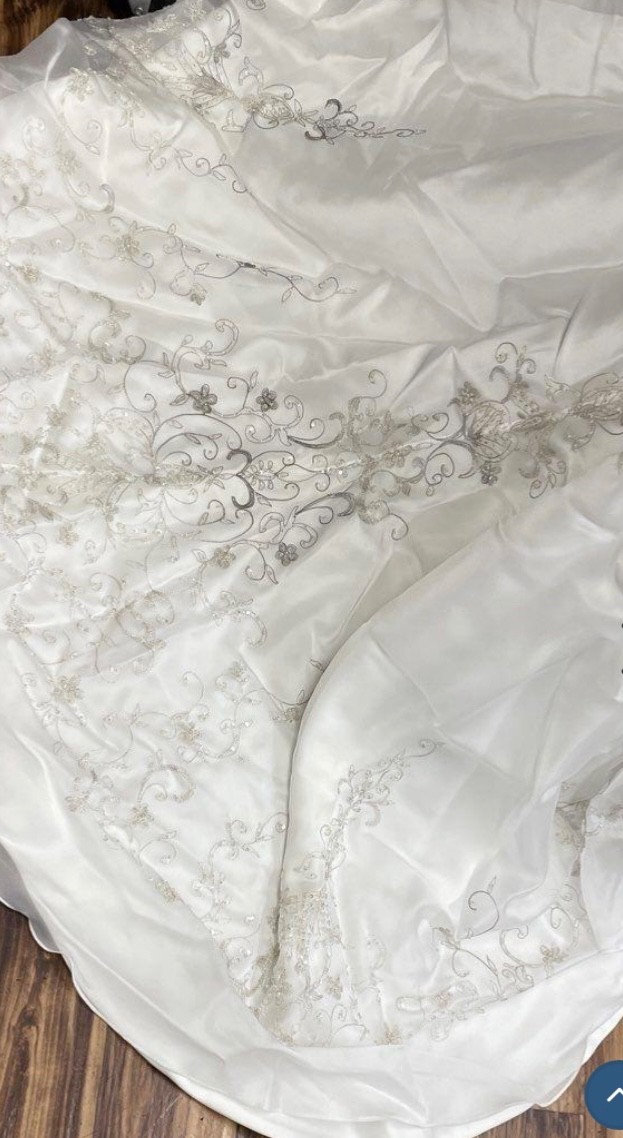 Allure Bridals Wedding Dress Size 8 and Vail beautiful gown