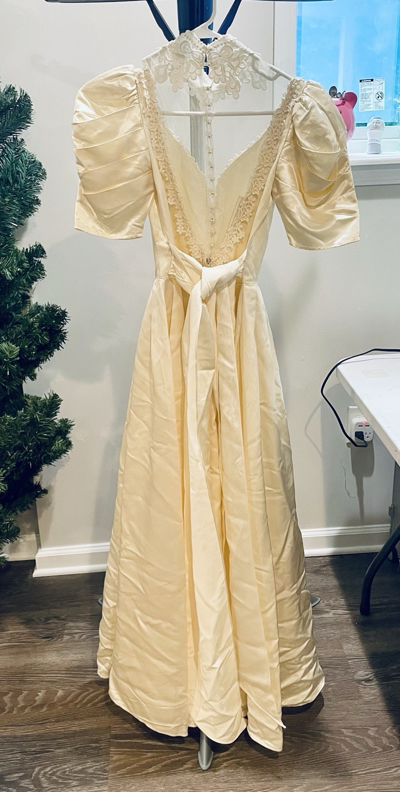 Stunning Jessica McClintock Silk Lace Wedding Dress Pearl Closure High Neck