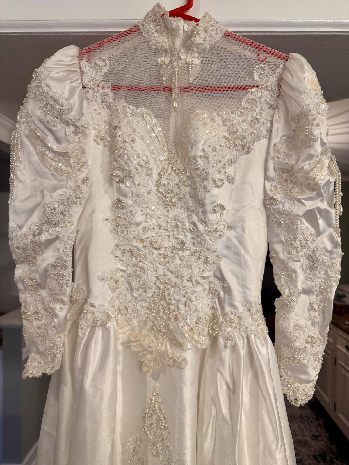 Wedding Dress Unbranded Size 3-4 Beads Bustle Train Sequins Beautiful Off White