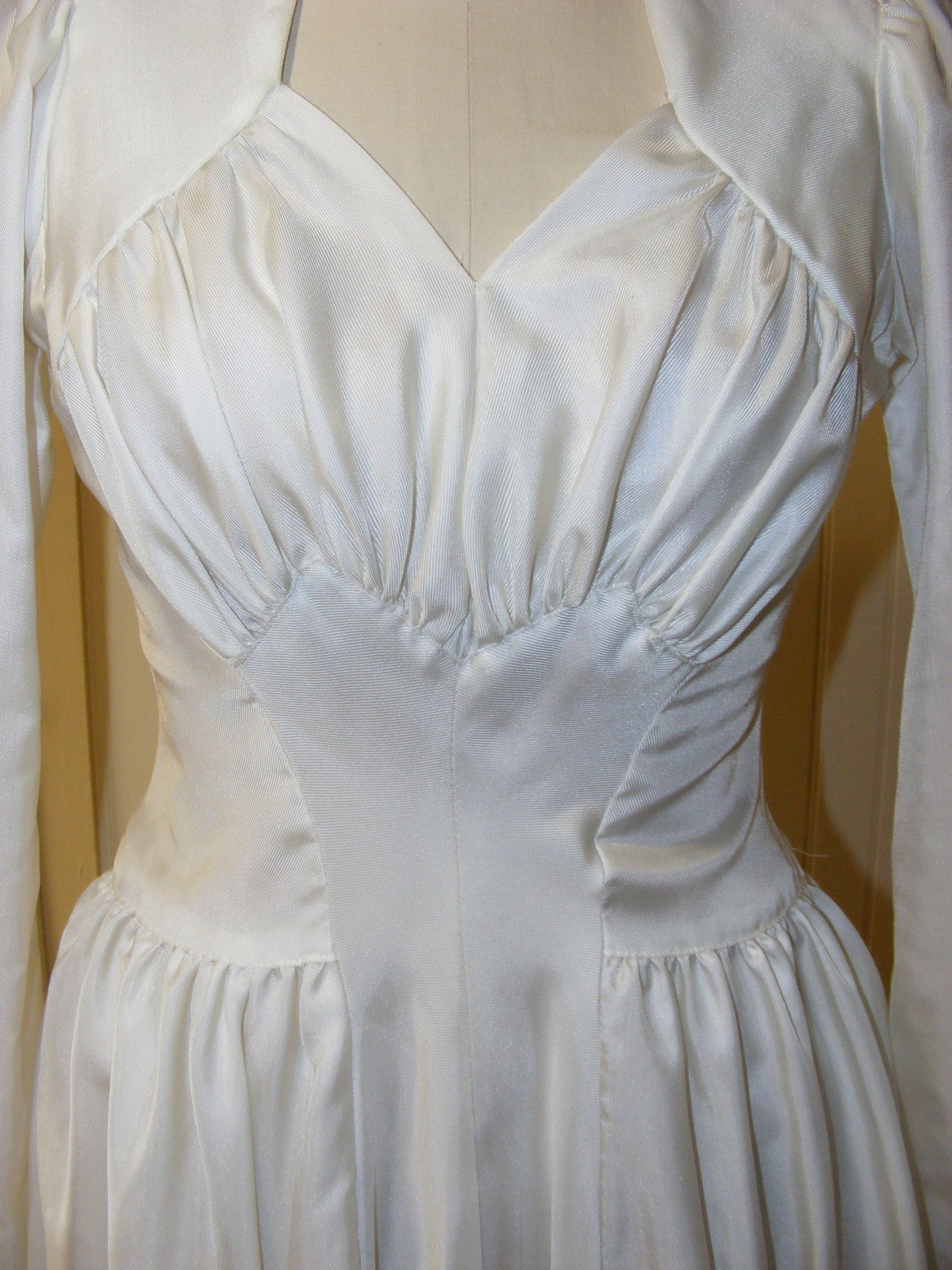 1942 WEDDING DRESS WWII BRIDAL WEAR RAYON FAILLE SWEETHEART NECKLINE LONG TRAIN