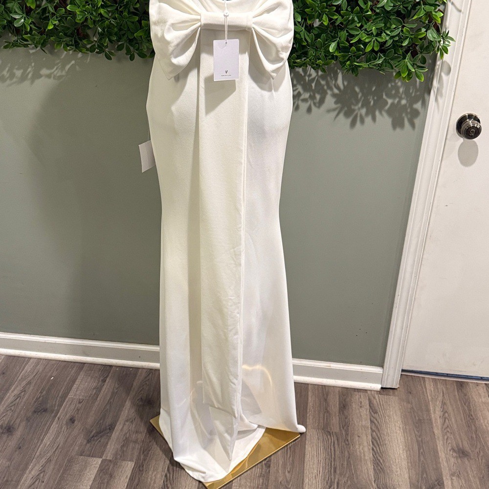 NWT- Loving Fate White Bow Square Neck Backless Bridal Dress