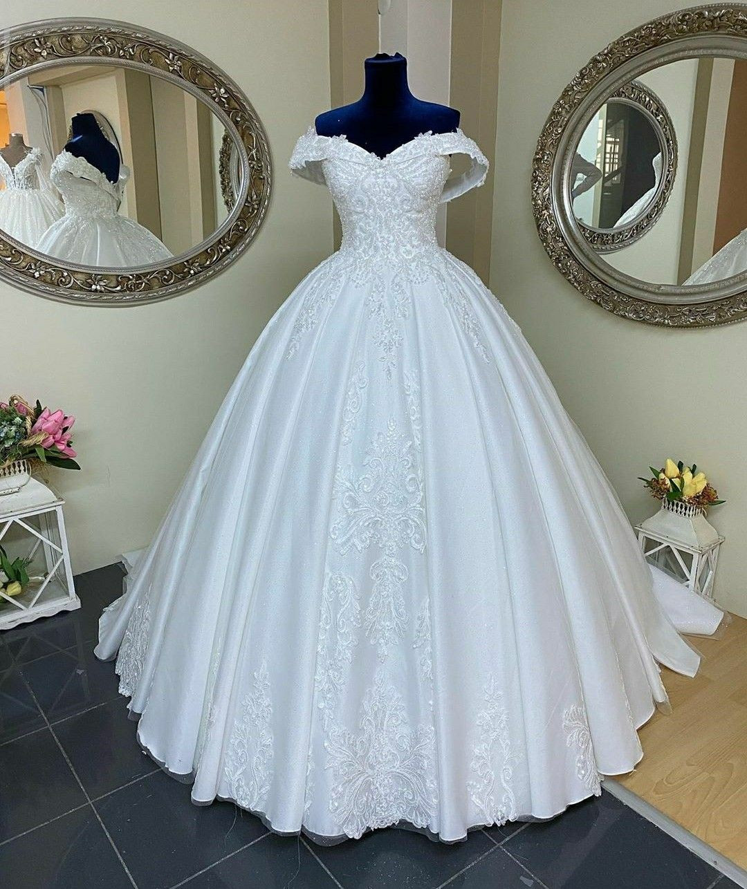 Off Shoulder Sweetheart Lace Satin Ballgown Luxury Wedding Dresses Long Train