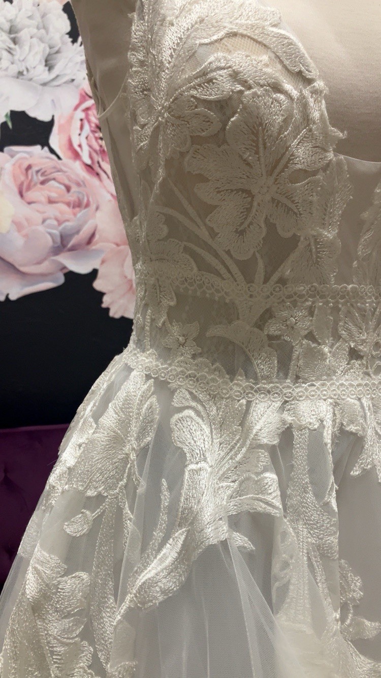 Wilderly Bride, By Allure Bridals. Adara / F142. Ivory / Platinum, Sze 8. Sample