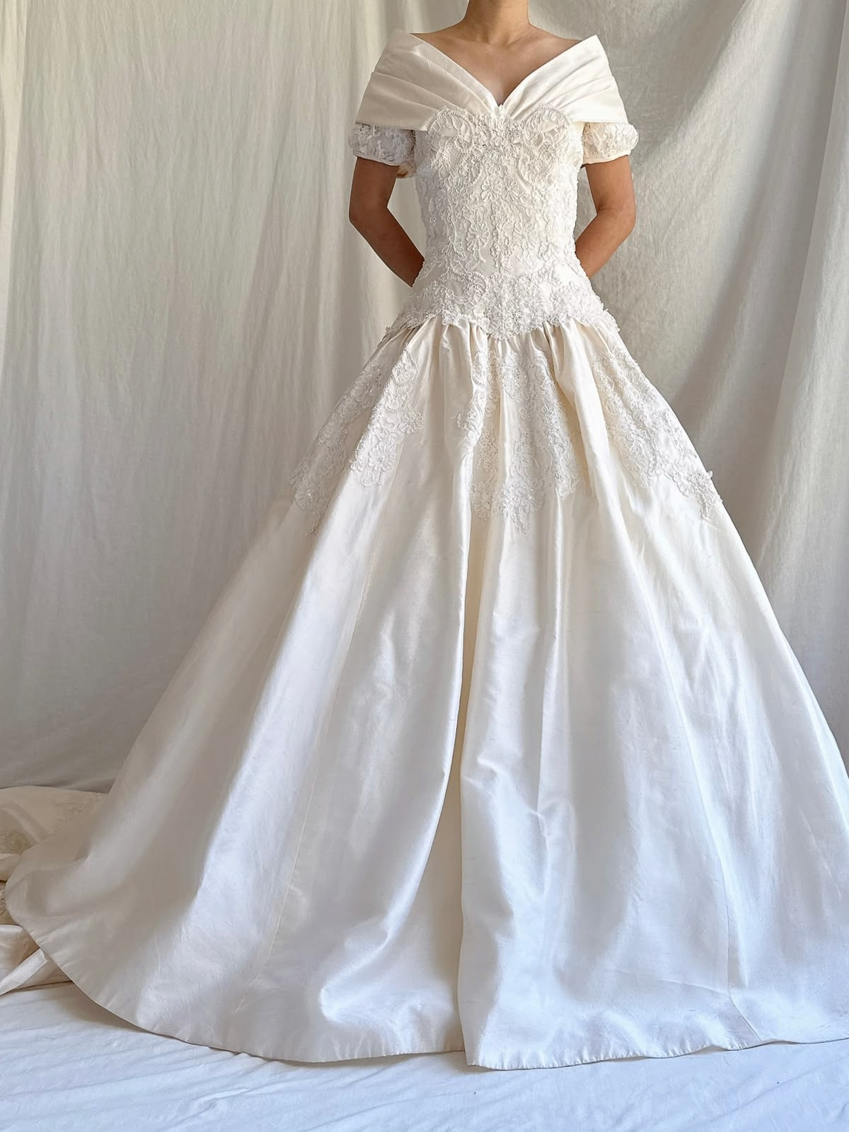 Wedding Dresses Off The Shoulder Short Puff Sleeve Lace Satin Train Bridal Gowns