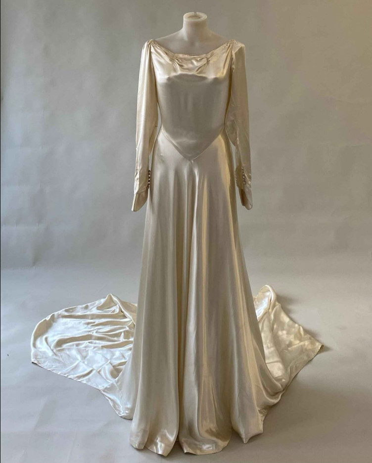 Champagne Silk Satin Wedding Dresses Long Sleeves Sweep Train A Line Bridal Gown