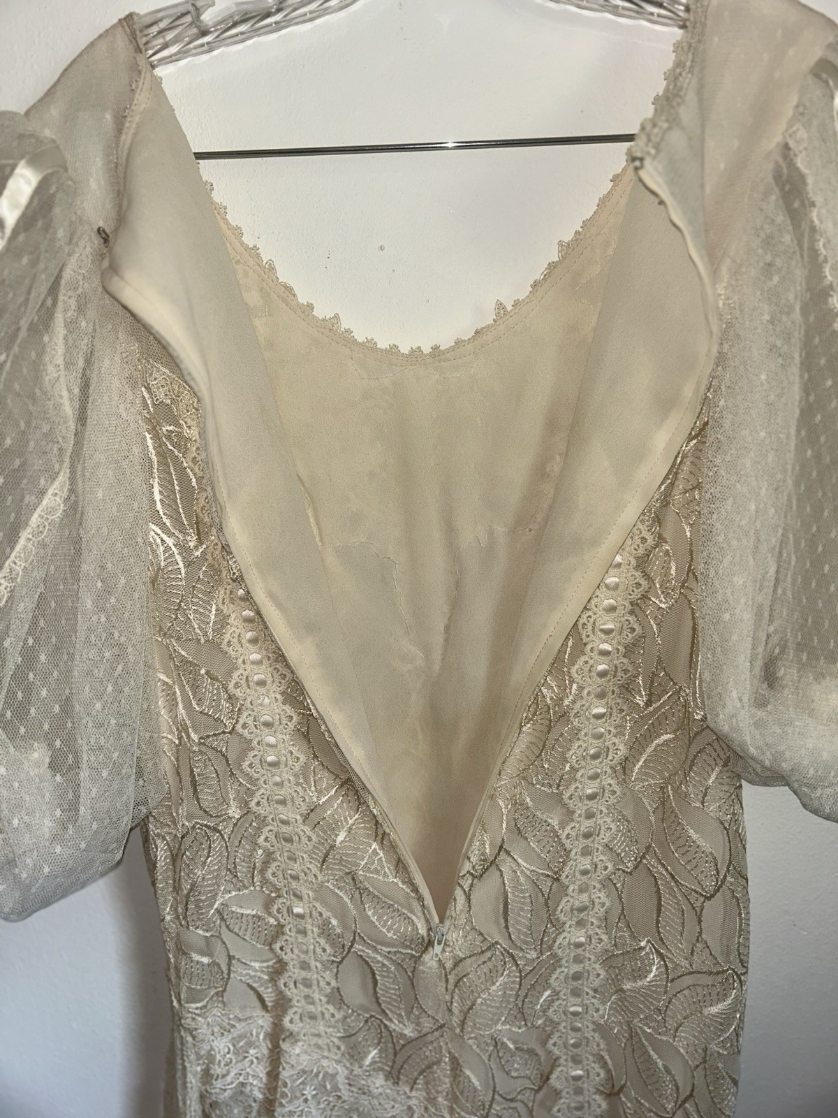 Vintage Ivory Lace Wedding Dress – Timeless Classic Bridal Gown – Unbranded