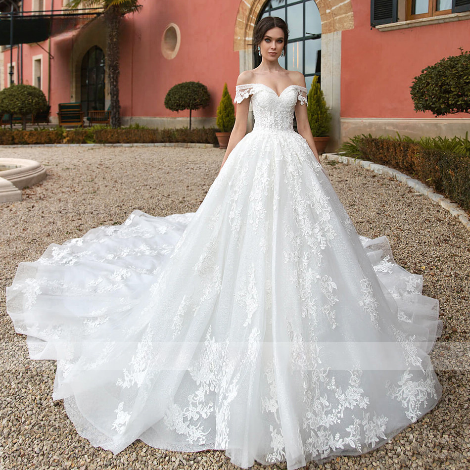 Luxury Wedding Dresses Sweetheart Lace Applique Cathedral Bridal Gowns Train