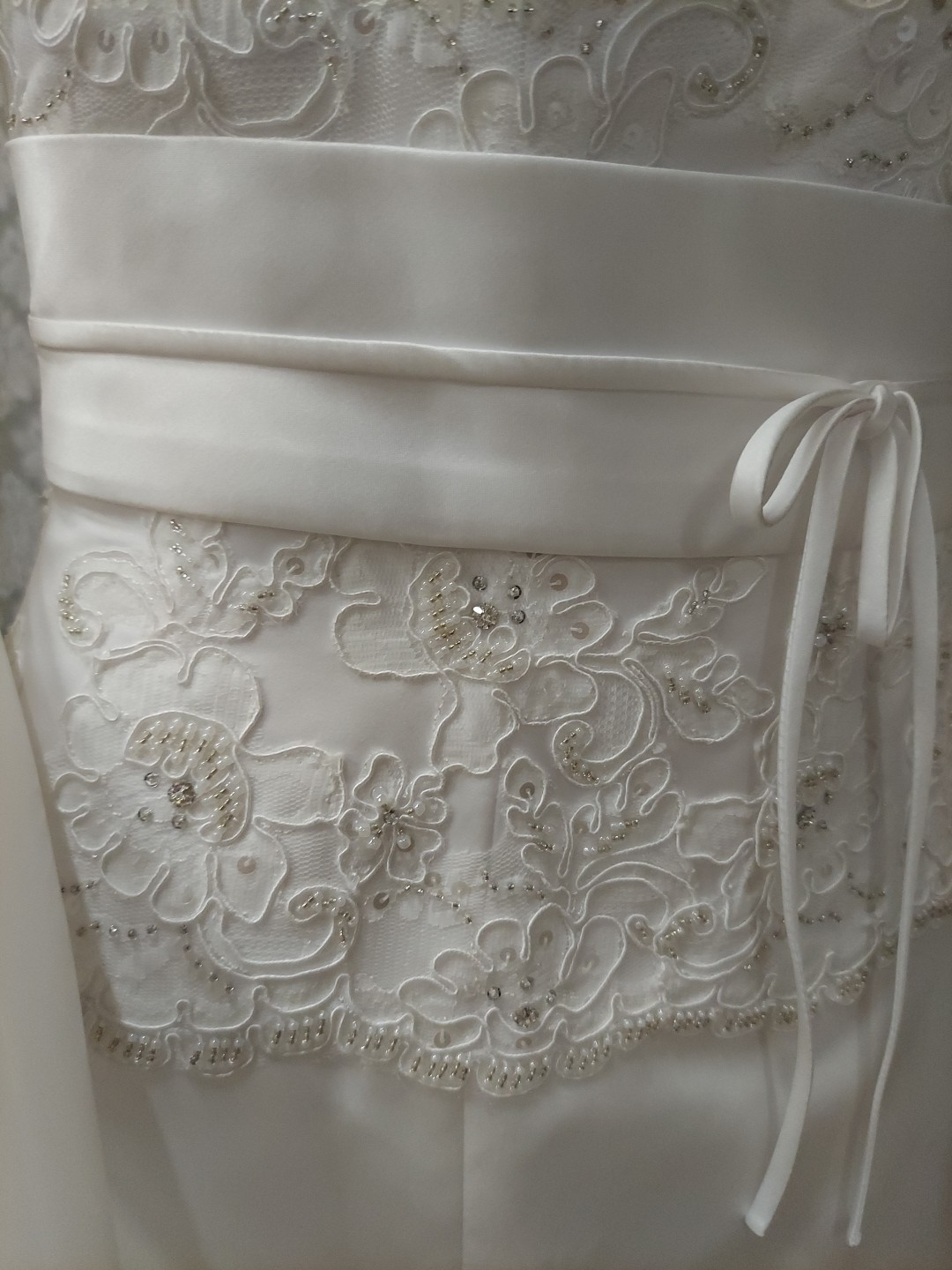 EdenBridal White Pleated Empire /lace/sash Satinlook Train Size 8 wedding dress