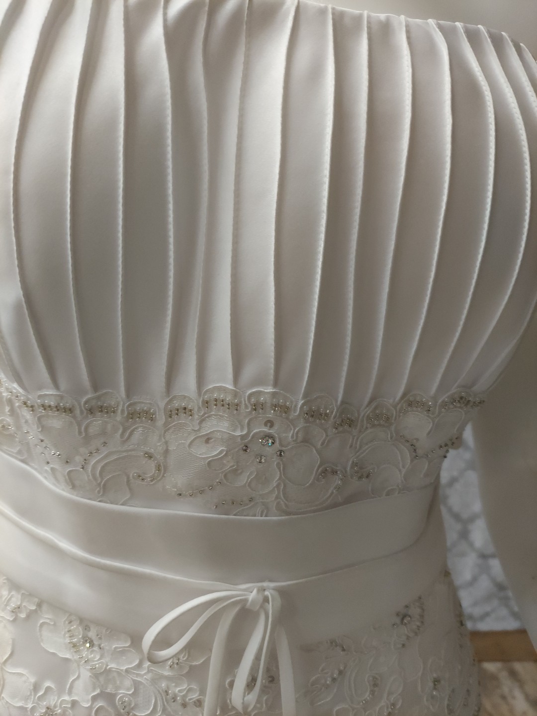 EdenBridal White Pleated Empire /lace/sash Satinlook Train Size 8 wedding dress