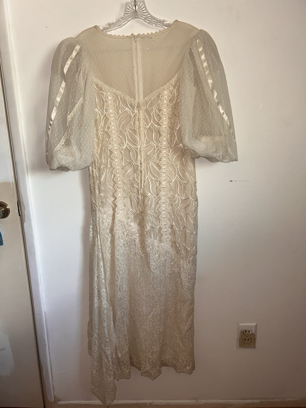 Vintage Ivory Lace Wedding Dress – Timeless Classic Bridal Gown – Unbranded