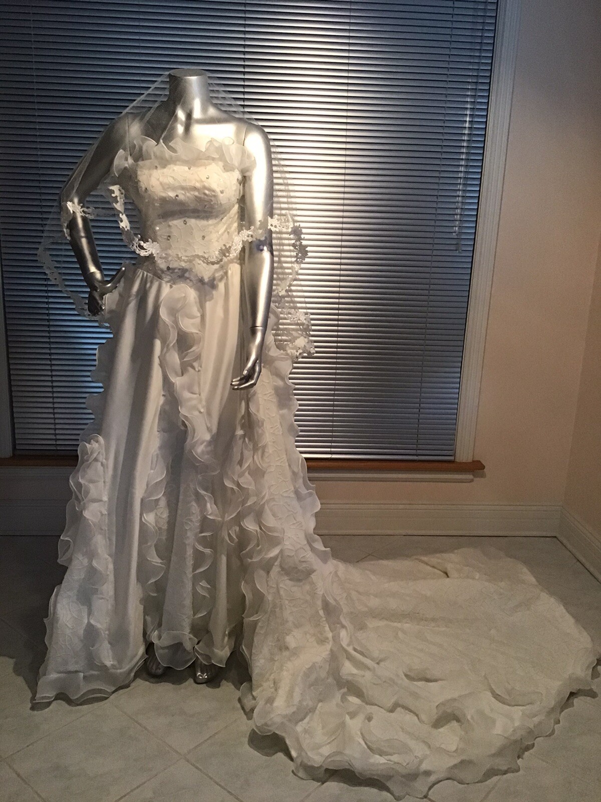 New Adjustable Long Trailing Wedding Gown Dress Ivory Size 6 To 8 Dress .