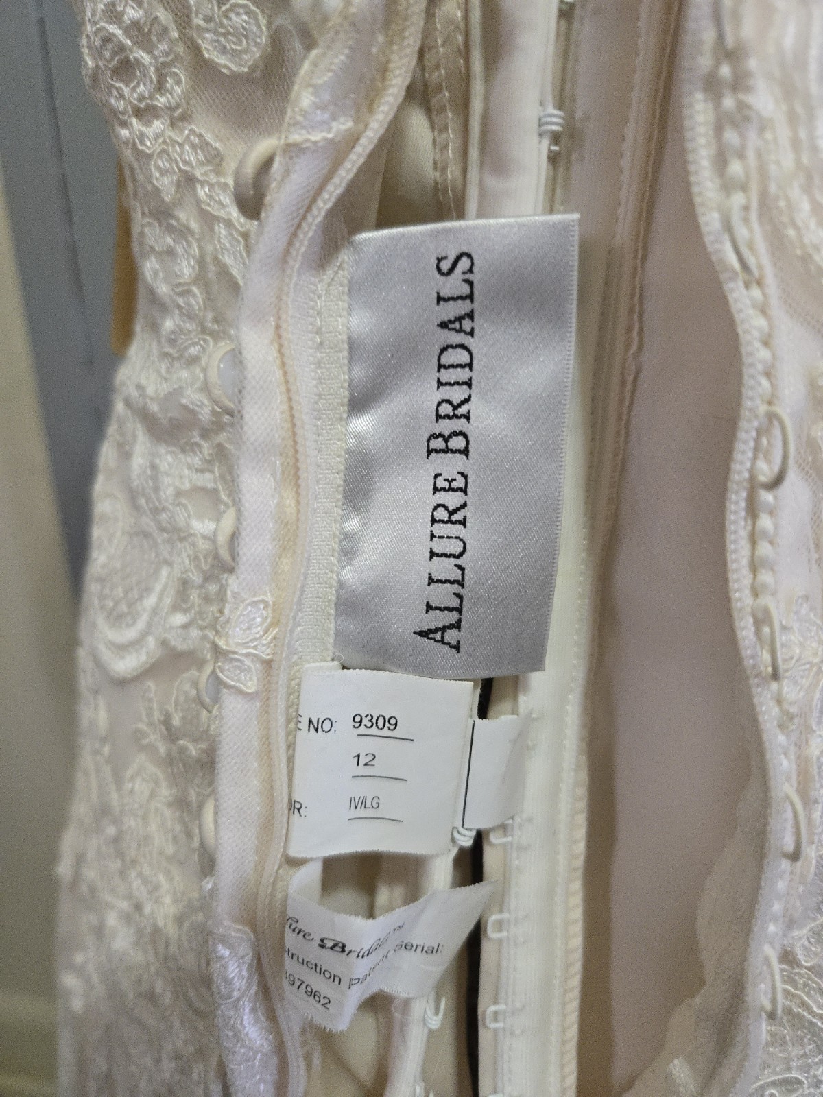 Allure Bridals 9409 Ivory Lace Sweetheart Neckline A-Line Wedding Dress Size 12