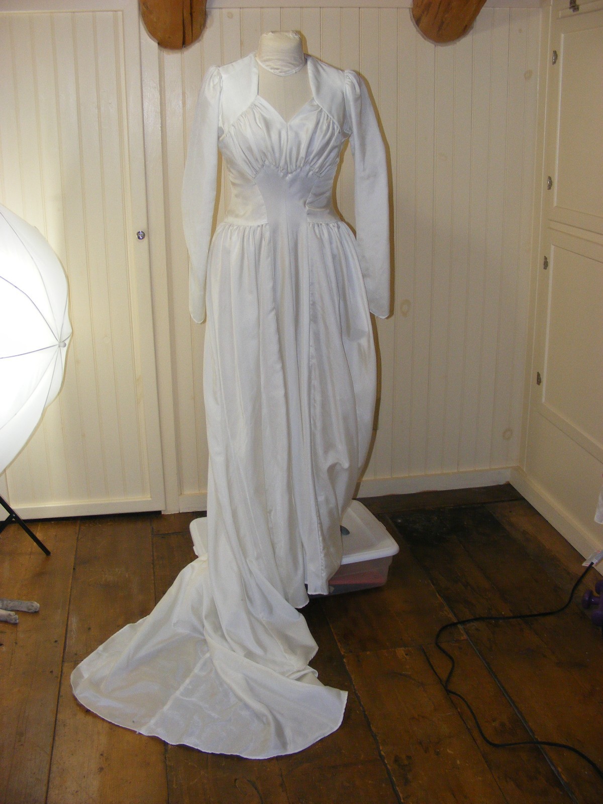 1942 WEDDING DRESS WWII BRIDAL WEAR RAYON FAILLE SWEETHEART NECKLINE LONG TRAIN
