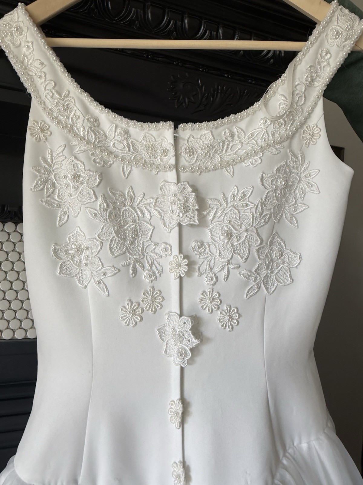 White Sleeveless Scoop Neck Full-Length Ball Gown Wedding Dress Lace Buttons