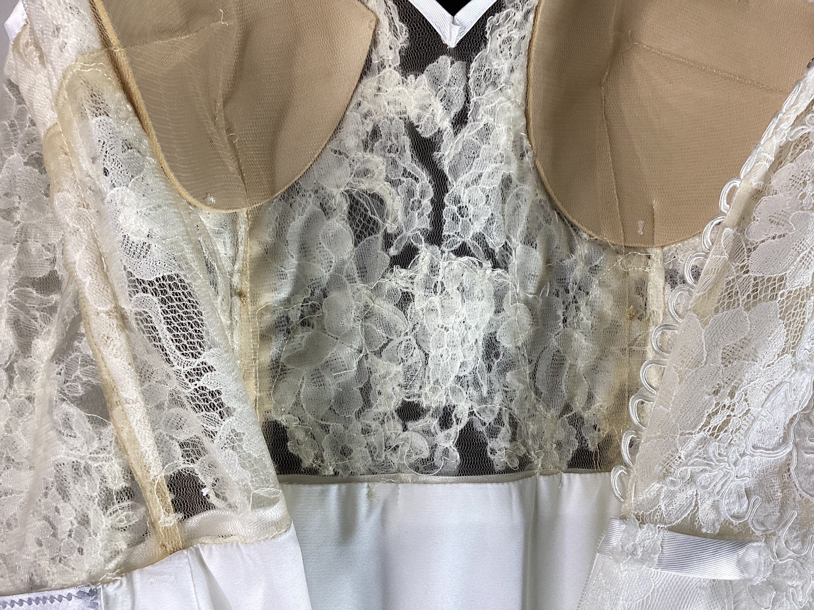 Vtg Eugenia Wedding Gown Off White Lace Simple Elegant Button Back Padded