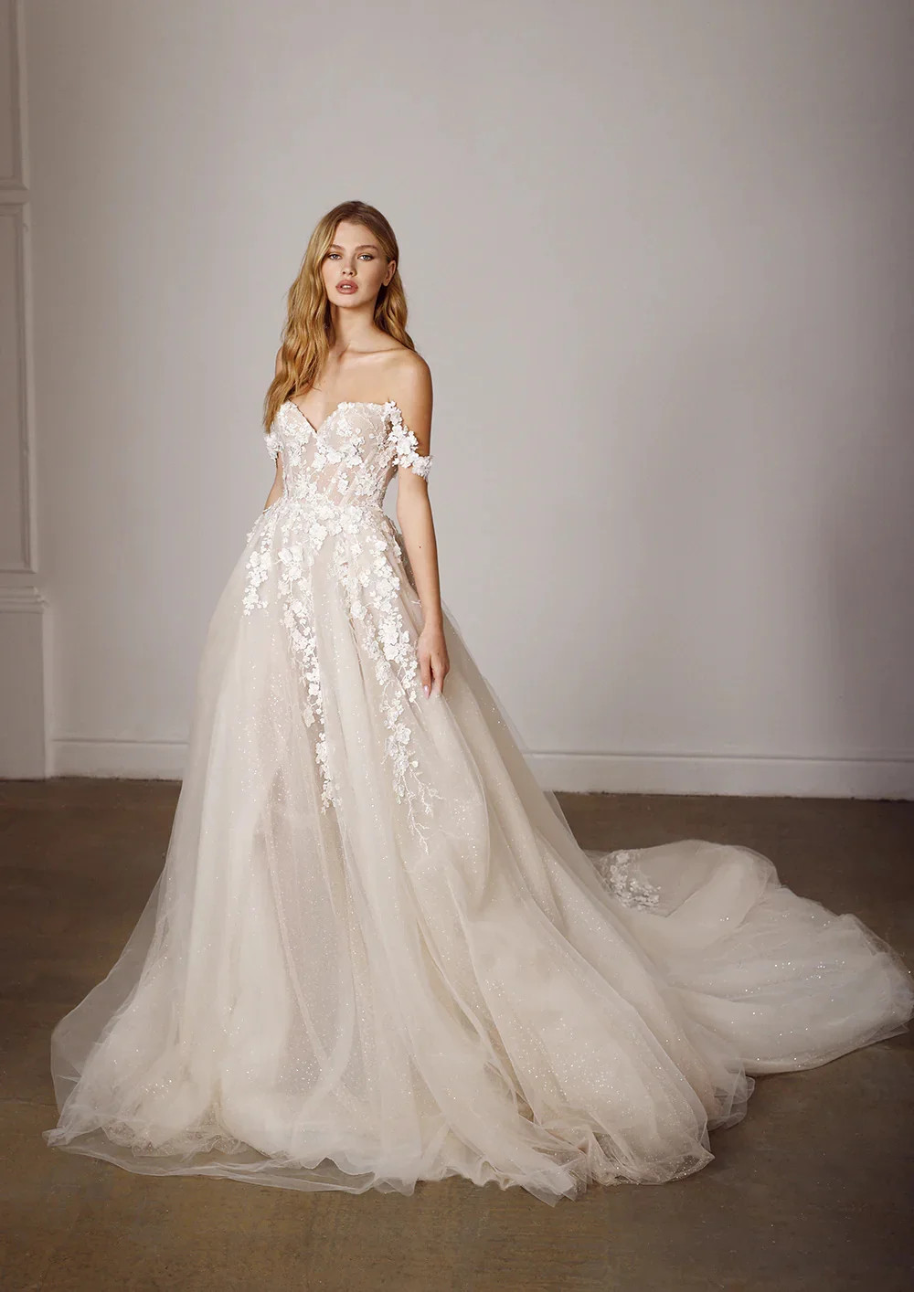 Elegant Off The Shoulder Sweetheart Lace Applique Beach A Line Wedding Dresses