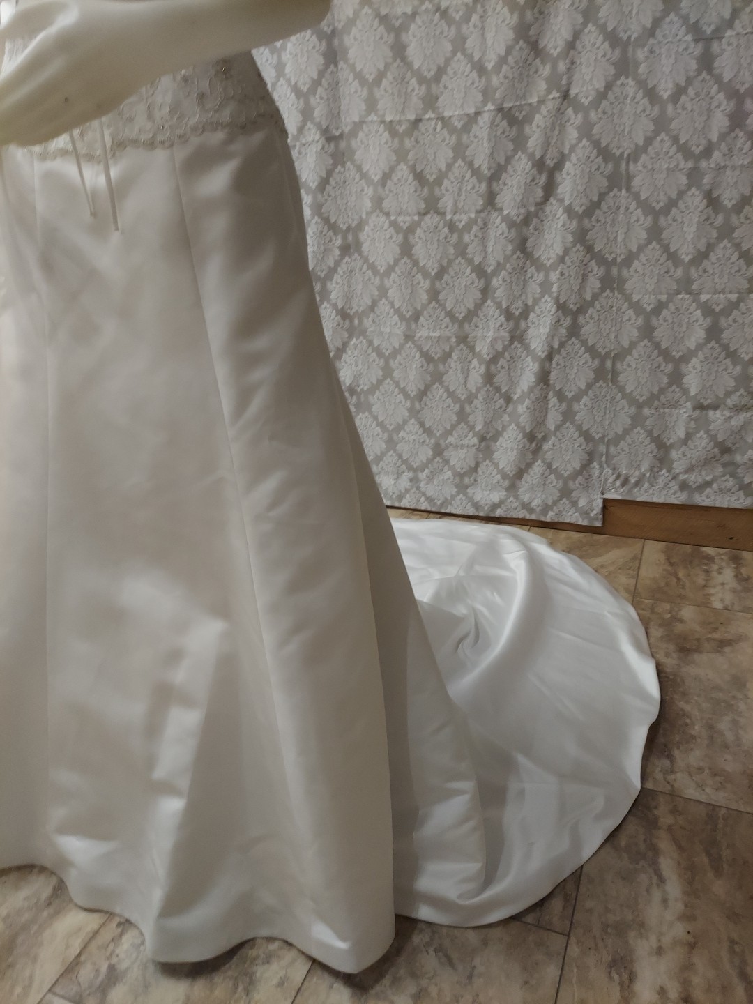 EdenBridal White Pleated Empire /lace/sash Satinlook Train Size 8 wedding dress