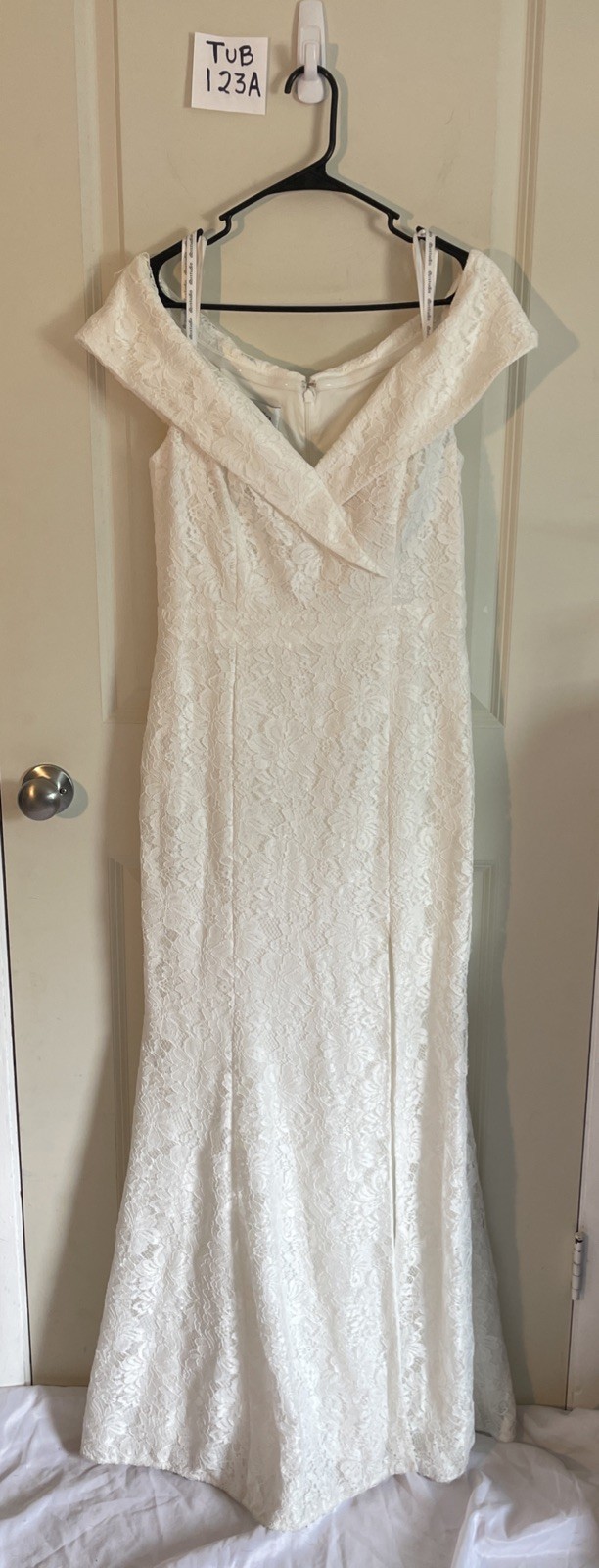 David’s Bridal White Bardot Neckline Lace Wedding Gown Women’s Size 10