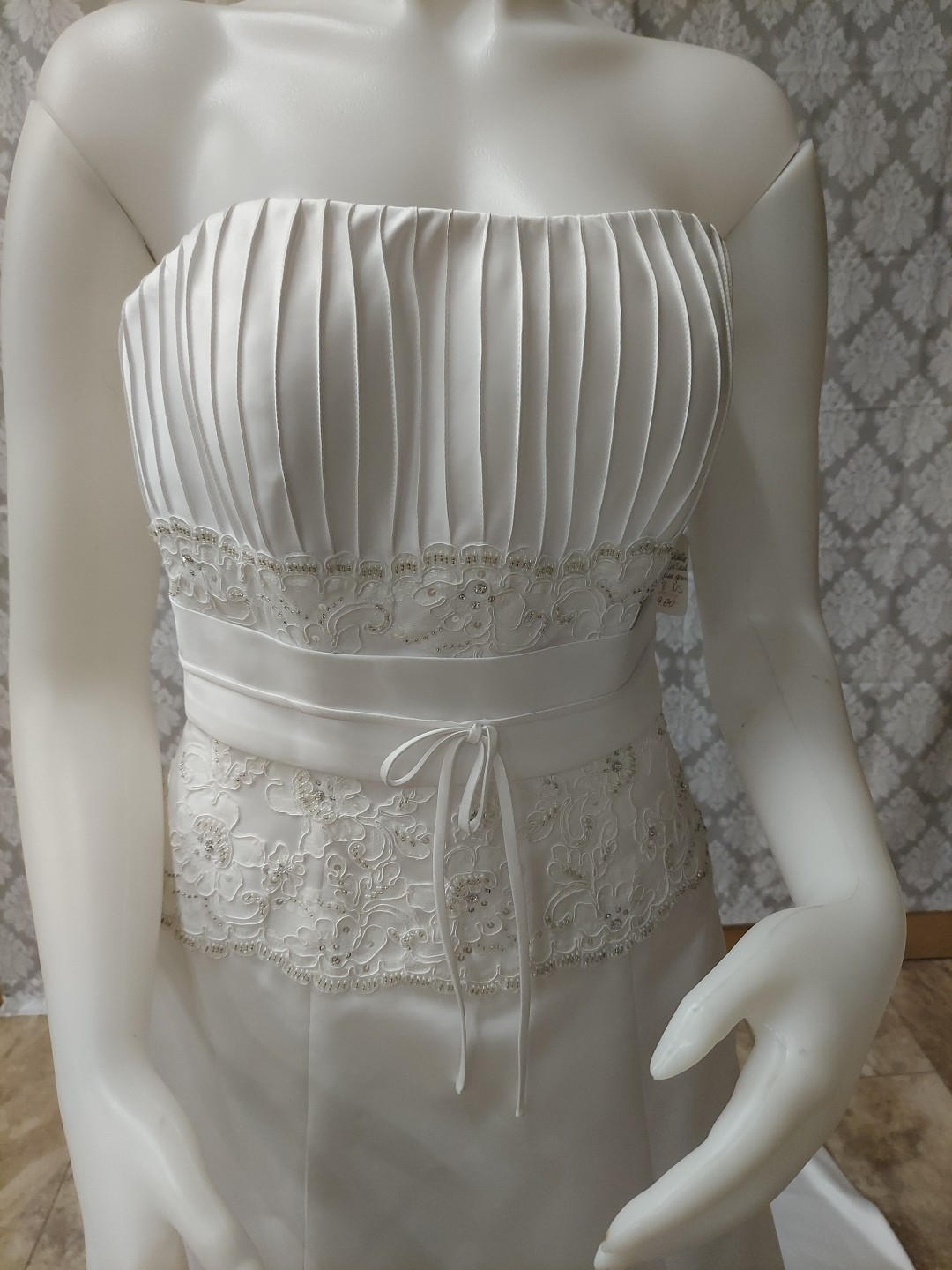 EdenBridal White Pleated Empire /lace/sash Satinlook Train Size 8 wedding dress