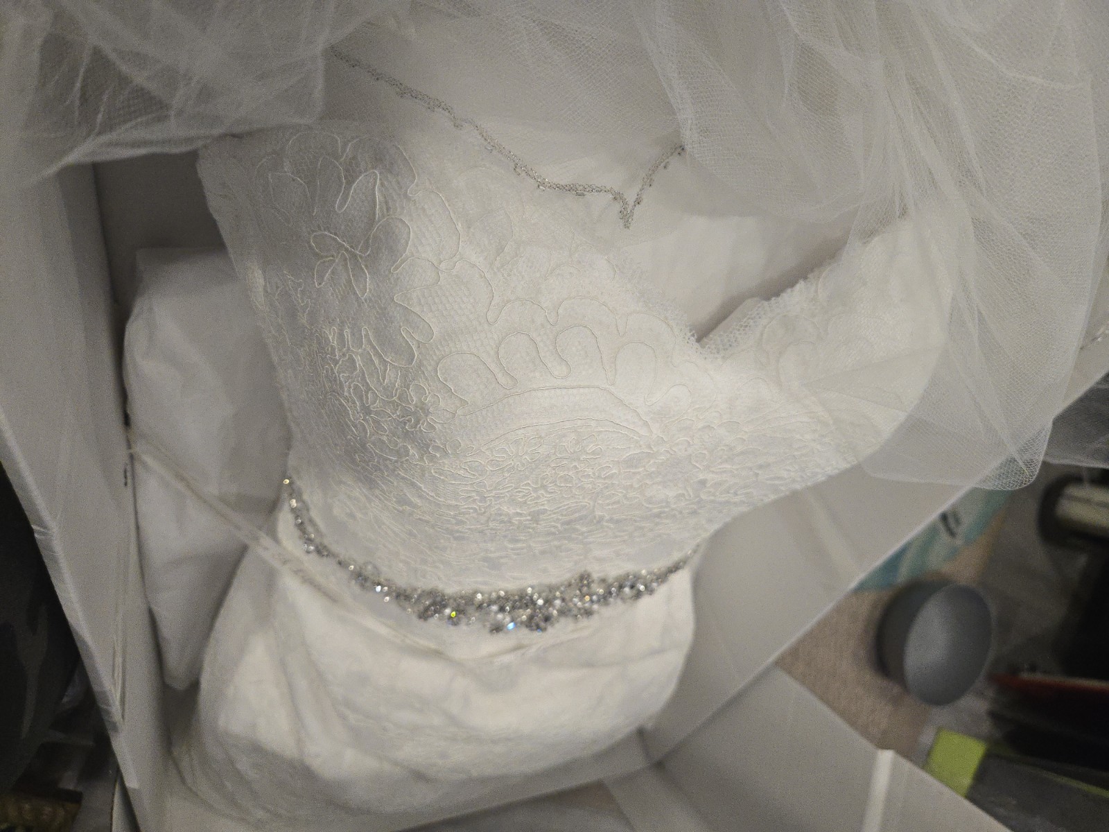 David’s Bridal White Lace Sweetheart Sleeveless Wedding Dress with Beading