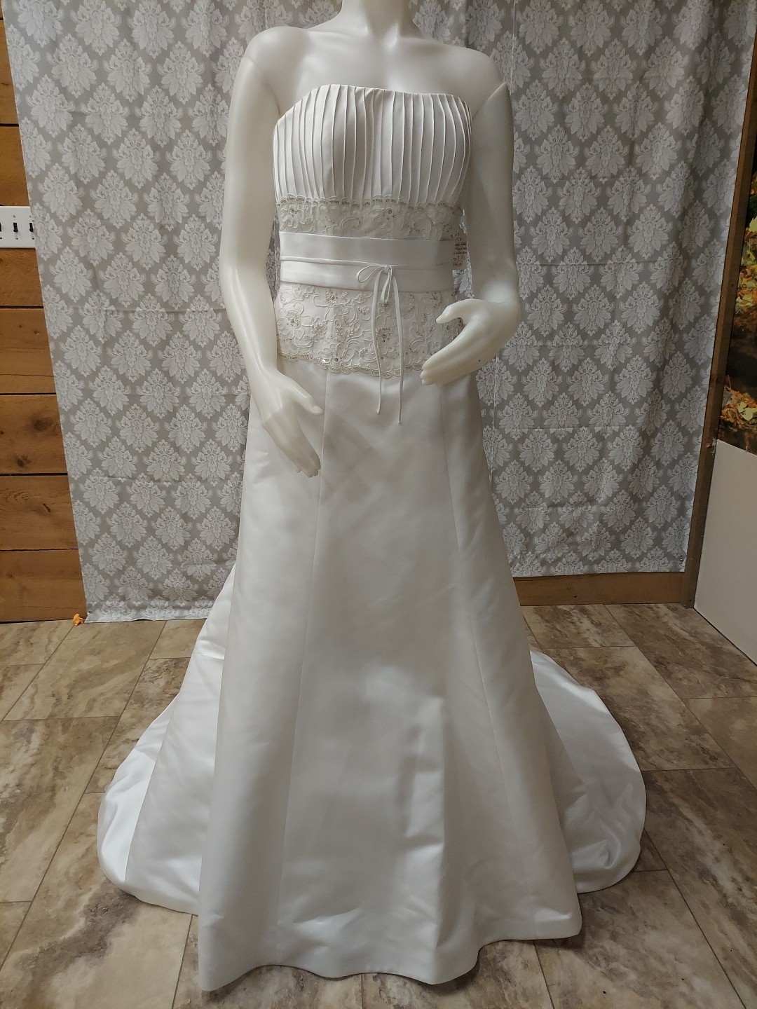 EdenBridal White Pleated Empire /lace/sash Satinlook Train Size 8 wedding dress