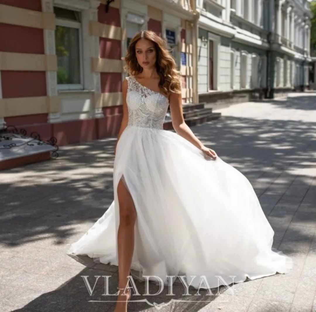 VLADIYAN $699 wedding Gown, Size 10 Tags Attached. Not Altered originally $2240